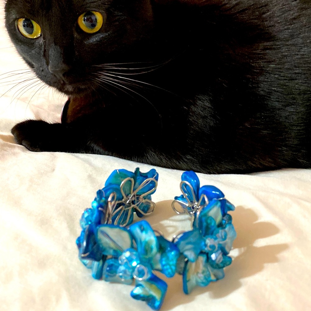 Costume wristband in beautiful turquoise.